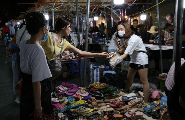 Người dân mua sắm tại chợ đêm trong tối mở cửa trở lại. Ảnh: Hoàng Hiếu- TTXVN.