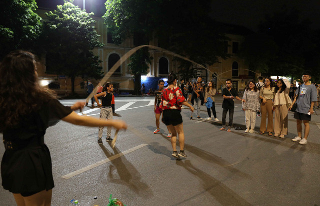 Người dân vui chơi tại phố đi bộ hồ Hoàn Kiếm. Ảnh: Hoàng Hiếu- TTXVN