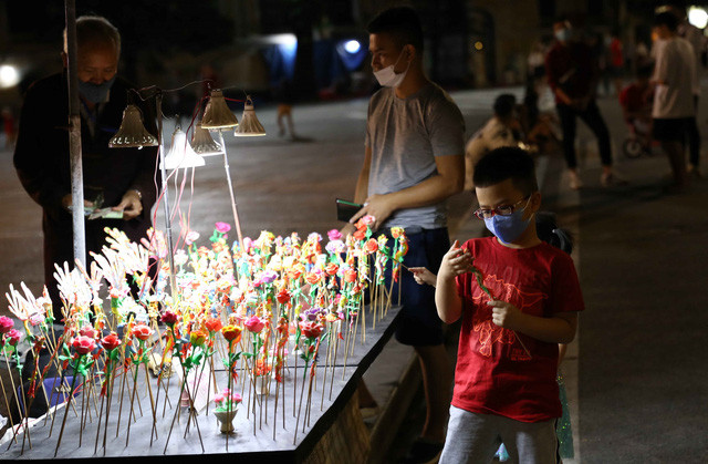 Quầy bán Tò he trên phố đi bộ trong tối mở cửa trở lại. Ảnh: Hoàng Hiếu- TTXVN