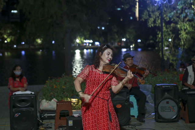 Các nghệ sĩ Violon biểu diễn trên phố đi bộ hồ Hoàn Kiếm. Ảnh: Tuấn Đức - TTXVN