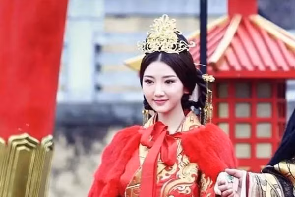 6 tuoi nhap cung lam Hoang hau, 15 tuoi tro thanh Thai hau-Hinh-2