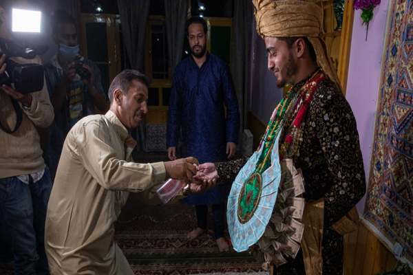 Được biết, người dân Kashmir (trong khu vực nằm dưới sự kiểm soát của Ấn Độ) thường tổ chức những bữa tiệc cầu kỳ trong đám cưới. Hàng trăm khách được mời vào bữa trưa và bữa tối, với số lượng món ăn lên đến 30 món.