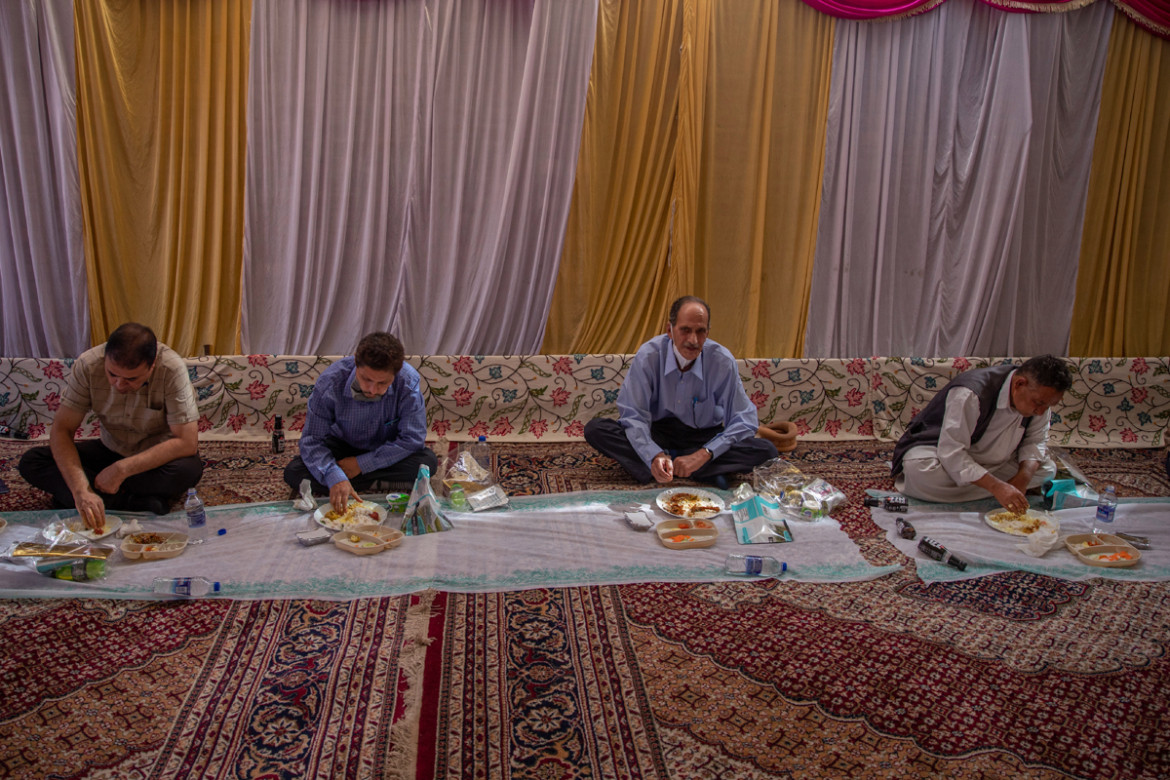 Khách ngồi cách nhau khi ăn để tránh lây nhiễm virus.