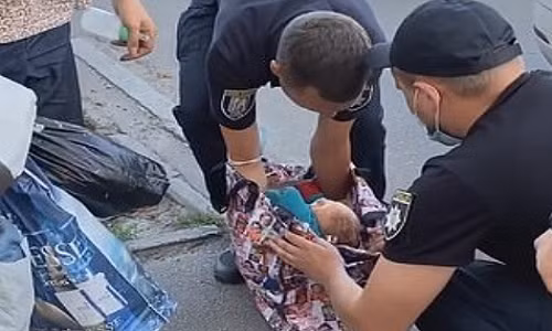 Ba me cho con 1 tuan tuoi vao tui va xach di giua duong