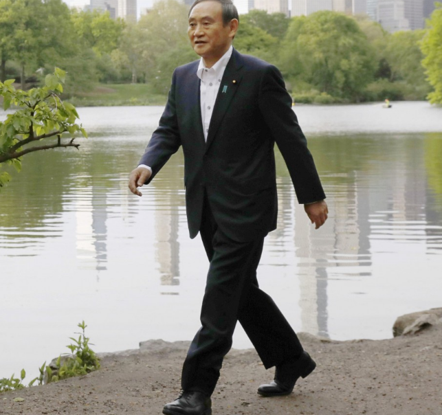 Theo đó, thói quen buổi sáng của ông Suga trong suốt gần 8 năm làm Chánh văn phòng Nội các Nhật Bản là thức dậy lúc 5 giờ sáng, dành một giờ để cập nhật tin tức qua báo, đài; đi bộ 40 phút, gập bụng 100 cái sau đó ăn sáng rồi đến văn phòng lúc 9 giờ sáng. Ảnh: Kyodo.