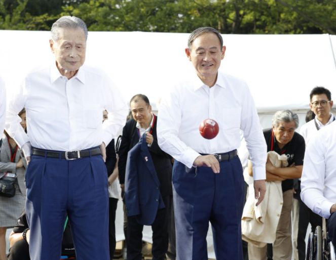 Sau khi rời văn phòng thủ tướng lúc 18h45, ông gặp gỡ, ăn tối với các chính trị gia và các học giả để trao đổi quan điểm về chính sách. Ông thường tổ chức 2-3 cuộc họp như vậy mỗi tối, nhưng không ăn quá nhiều. Ảnh chụp ông Suga hồi năm 2019. Ảnh: Kyodo.