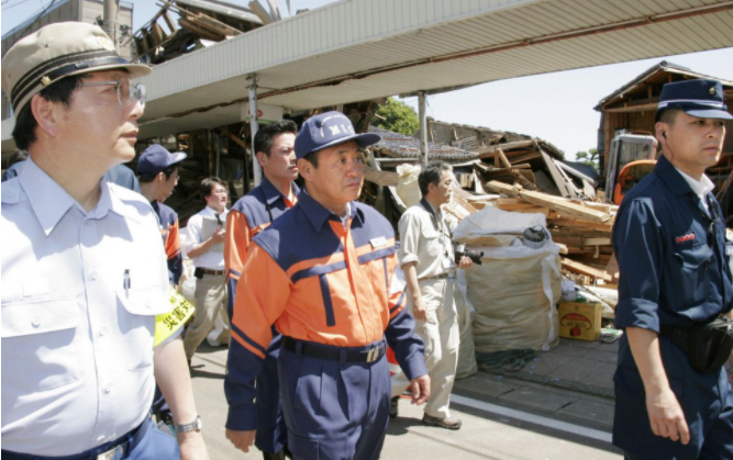 Vào bữa trưa, ông thích ăn mỳ soba vì chỉ mất 5 phút là có thể ăn xong. Ảnh chụp ông Suga thăm vùng Kashiwazaki sau một trận động đất hồi năm 2007. Ảnh: Kyodo.