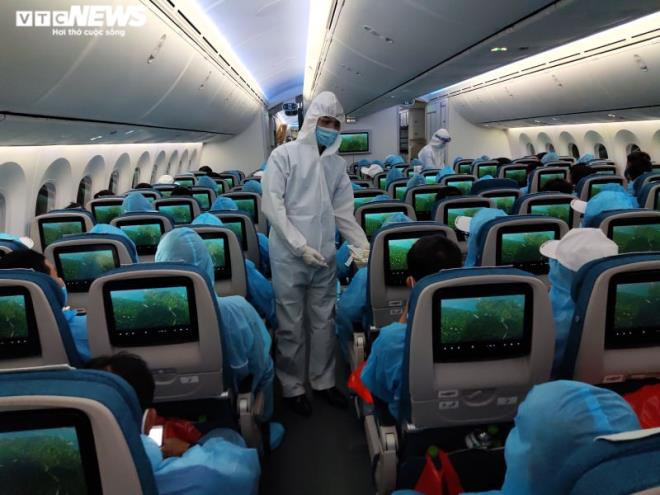 Hành khách mắc COVID-19 được bố trí ngồi cuối cùng máy bay.