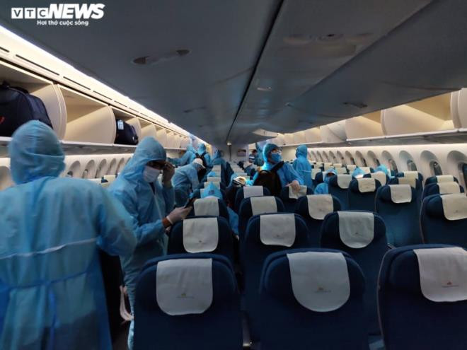 Các hành khách đi trên chuyến bay được yêu cầu mặc đồ bảo hộ và đeo khẩu trang trong suốt chuyến bay.