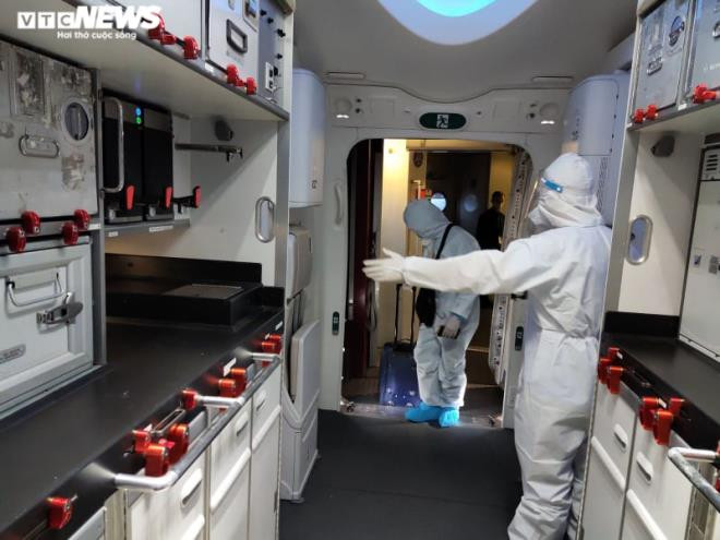 Trên chuyến bay này sẽ có 182 thành viên các đội tuyển quân sự tham dự Hội thao Army Games 2020 và 24 lưu học sinh quân sự tại Liên bang Nga. Nhằm đảm bảo an toàn, hạn chế lây lan COVID-19, việc sắp xếp, bố trí trên chỗ ngồi cũng được lựa chọn theo phương án tối ưu nhất.