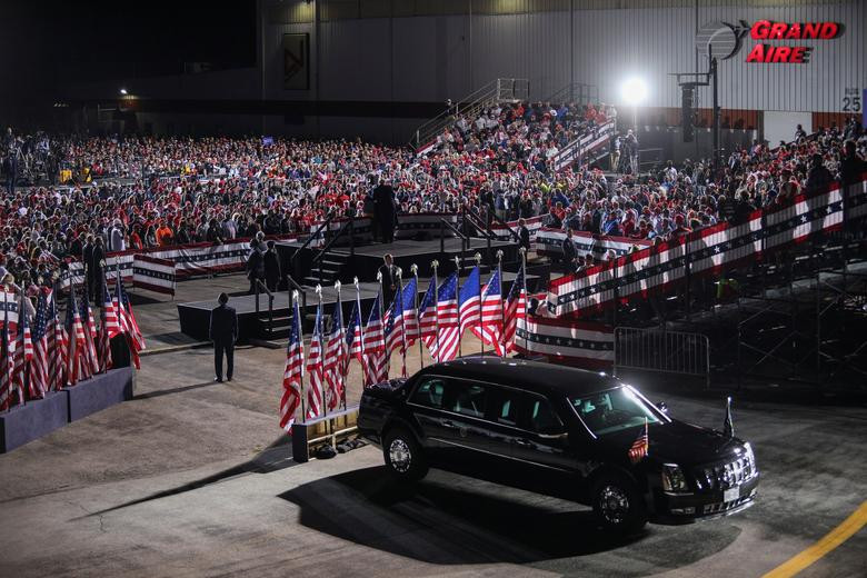 Quang cảnh buổi vận động tranh cử của Tổng thống Trump tại sân bay Toledo Express ở Swanton.