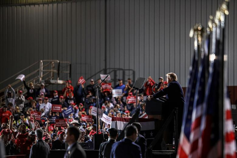 Nhà lãnh đạo Mỹ đã phát biểu trước đám đông tại hai địa điểm ở bang chiến trường Ohio là sân bay Toledo Express ở Swanton và sân bay quốc tế Dayton ở Dayton.