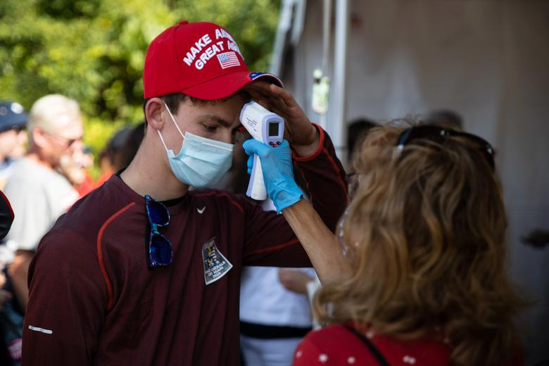 Người tham dự cuộc vận động cử tri của ông Trump được đo thân nhiệt tại Toledo, Ohio, ngày 21/9.