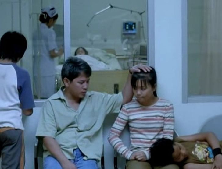 Tại Thái Lan, đầu được coi là bộ phận cơ thể rất thiêng liêng. Do vậy, bạn không nên chạm vào đầu tóc của ai đó, ngay cả khi đó chỉ là một cử chỉ thân thiện hay trêu đùa.