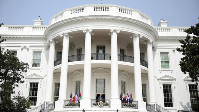 "Cục Điều tra Liên bang Mỹ (FBI), Cơ quan Mật vụ và Cơ quan Kiểm tra Bưu điện Mỹ đang điều tra lá thư khả nghi tại trung tâm thư tín chính phủ. Song ở thời điểm hiện tại, không có mối đe dọa nào đối với cộng đồng", trích thông cáo của FBI.