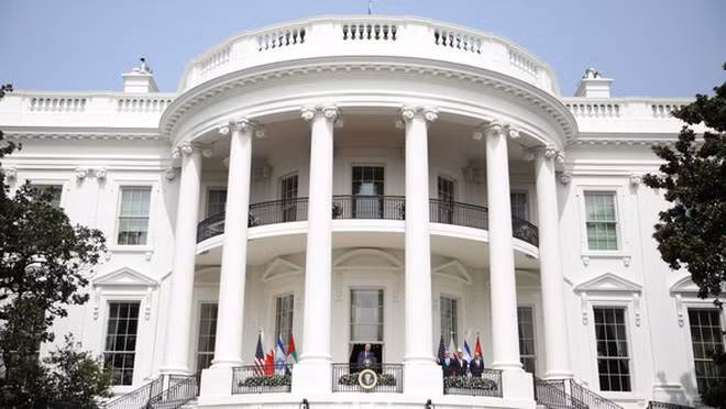 "Cục Điều tra Liên bang Mỹ (FBI), Cơ quan Mật vụ và Cơ quan Kiểm tra Bưu điện Mỹ đang điều tra lá thư khả nghi tại trung tâm thư tín chính phủ. Song ở thời điểm hiện tại, không có mối đe dọa nào đối với cộng đồng", trích thông cáo của FBI.