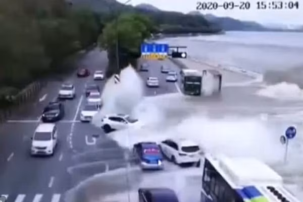 Hai hung canh thuy trieu cuon phang loat oto dang di chuyen tren duong