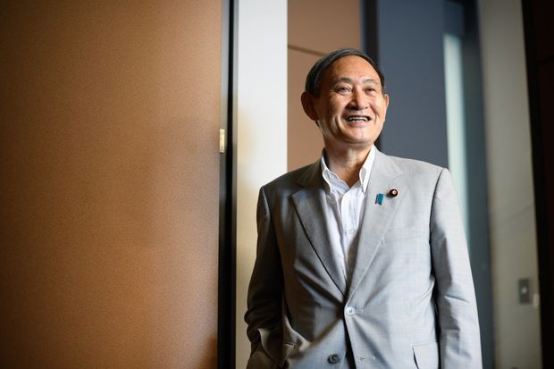 Nếu đắc cử, ông Suga sẽ thay ông Shinzo Abe làm việc đến hết nhiệm kỳ vào tháng 9/2021. Ảnh: WSJ.