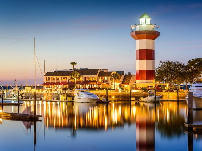 Hilton Head ở Nam Carolina được độc giả của Travel + Leisure xếp hạng là hòn đảo tuyệt vời thứ 3 của nước Mỹ. Nơi đây có rất nhiều bãi biển đẹp, sân golf và nhà hàng.