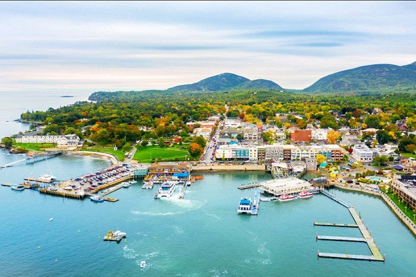 Đảo Mount Desert ở Maine là đảo lớn nhất ngoài khơi Maine và lớn thứ 52 ở nước Mỹ. Dân số của đảo chỉ khoảng 10.000 người nhưng thu hút hàng triệu khách du lịch mỗi năm.