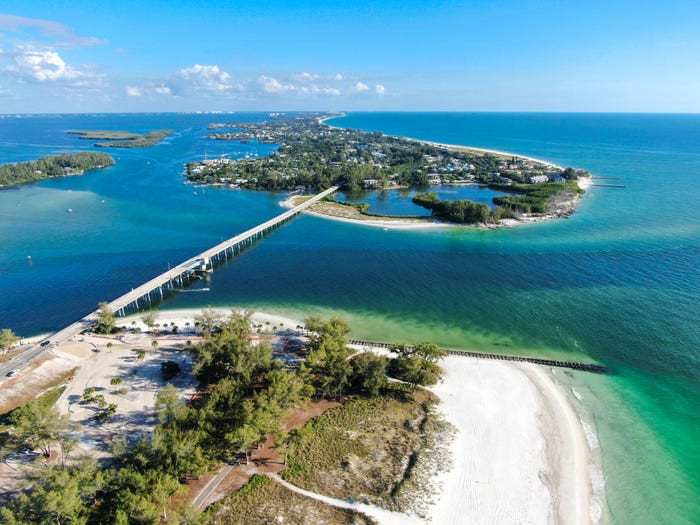 Longboat Key nằm ở phía nam đảo Anna Maria, giữa vịnh Sarasota và Vịnh Mexico.
