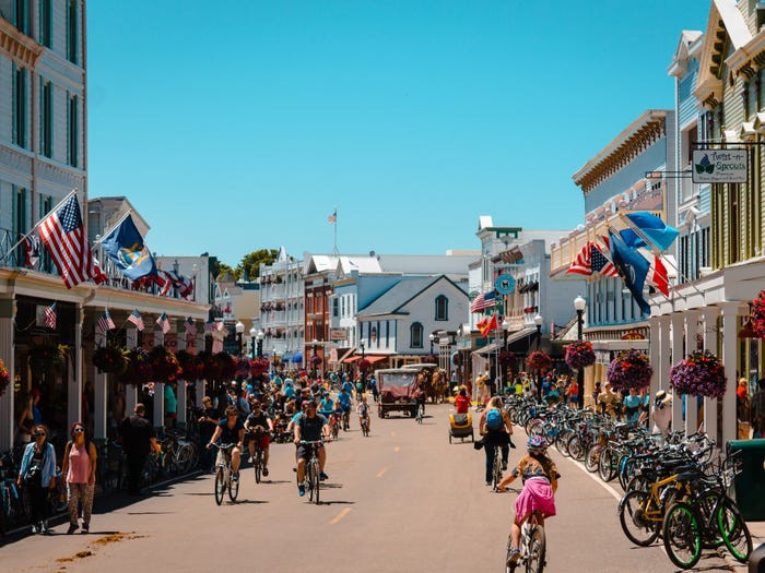 Đảo Mackinac ở Michigan thu hút hàng nghìn du khách trong những tháng hè.