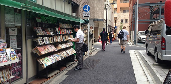 Theo Factsite, đường phố ở Nhật Bản, trong đó có thủ đô Tokyo, rất sạch sẽ và không có rác, dù không có lao công dọn dẹp. Nguyên nhân là vì người dân Nhật Bản hiếm khi vứt rác bừa bãi ra đường. Ngoài ra còn có các tình nguyện viên dọn dẹp đường phố. Ảnh: FS.