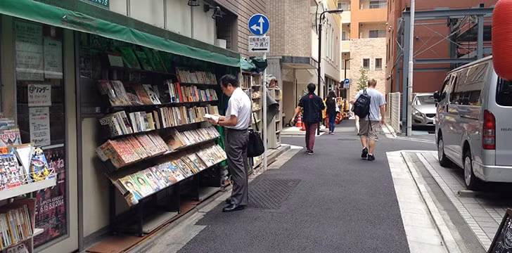 Theo Factsite, đường phố ở Nhật Bản, trong đó có thủ đô Tokyo, rất sạch sẽ và không có rác, dù không có lao công dọn dẹp. Nguyên nhân là vì người dân Nhật Bản hiếm khi vứt rác bừa bãi ra đường. Ngoài ra còn có các tình nguyện viên dọn dẹp đường phố. Ảnh: FS.