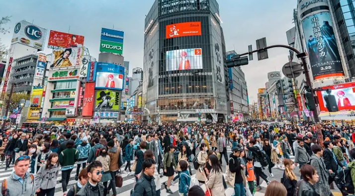 Tại Nhật, mọi người chào nhau bằng cách cúi đầu thay vì bắt tay. Theo truyền thống, nếu bạn cúi đầu càng thấp, điều đó càng thể hiện sự tôn trọng của bạn đối với người kia. Ảnh: SN.