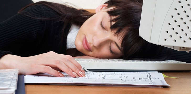 Ở Nhật Bản, nếu bạn ngủ gật trong giờ làm việc, đó có thể được xem là dấu hiệu cho thấy bạn đã làm việc rất chăm chỉ. Hầu hết ở mọi nơi trên thế giới, người lao động làm việc 8 tiếng/ngày, nhưng tại Nhật, họ có tâm lý ở lại thêm giờ để thể hiện rằng họ sẵn sàng làm việc. Ảnh: FS.