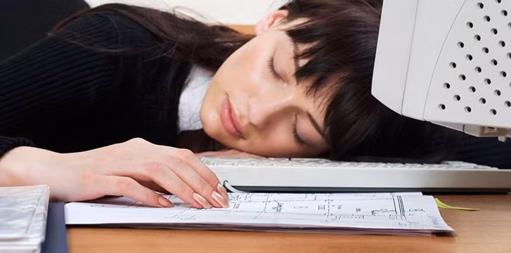 Ở Nhật Bản, nếu bạn ngủ gật trong giờ làm việc, đó có thể được xem là dấu hiệu cho thấy bạn đã làm việc rất chăm chỉ. Hầu hết ở mọi nơi trên thế giới, người lao động làm việc 8 tiếng/ngày, nhưng tại Nhật, họ có tâm lý ở lại thêm giờ để thể hiện rằng họ sẵn sàng làm việc. Ảnh: FS.