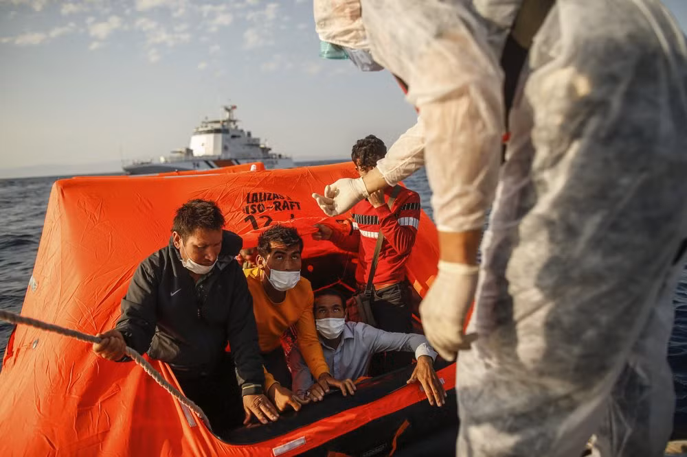 Lực lượng bảo vệ bờ biển Thổ Nhĩ Kỳ cho biết, họ đã giải cứu hơn 300 người di cư "bị Hy Lạp đẩy về vùng biển Thổ Nhĩ Kỳ" trong tháng này.