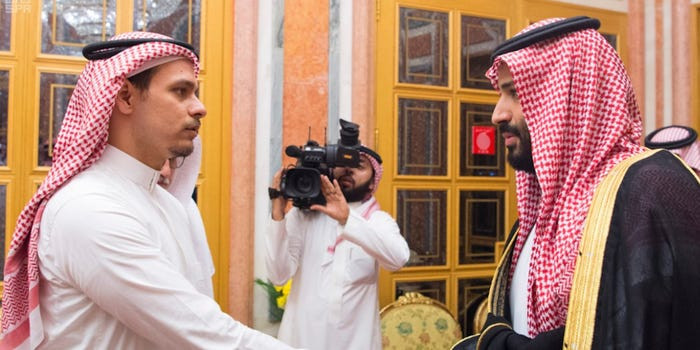 Đáng chú ý, hồi tháng 4/2019, Salah Khashoggi đã đưa ra tuyên bố "kỳ lạ", trong đó cảm ơn Thái tử Saudi Arabia Mohammed bin Salman vì sự hào phóng và nhân văn của ông, đồng thời tin rằng đất nước sẽ sớm trả lại công bằng cho cha anh. "Quốc vương Salman bin Abdulaziz và Thái tử kế vị Mohammed bin Salman được coi là người bảo vệ của toàn bộ Saudi Arabia. Hành động hào phóng và nhân đạo xuất phát từ nền tảng đạo đức của họ", Salah từng nói. Ảnh: AP.