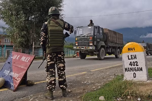 Cang thang bien gioi Trung-An: Xe tang hai ben san sang khai hoa