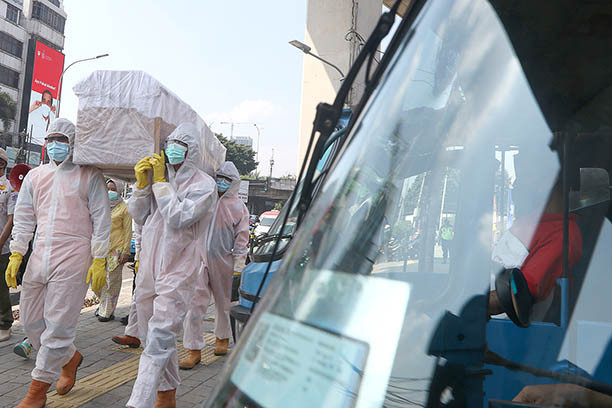 “Theo quy định, các biện pháp trừng phạt hiện tại đối với những người bị phát hiện không đeo khẩu trang nơi công cộng là nộp tiền phạt và lao động công ích”, Budhy Novian cho biết. Ảnh: JP.