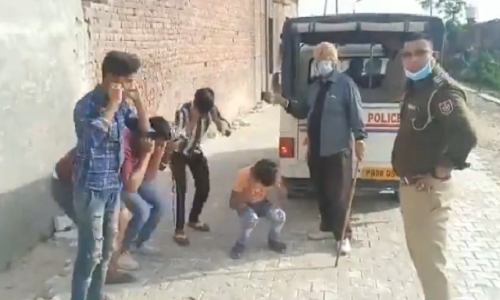 Tại nhiều bang ở Ấn Độ, hình phạt được thay thế bằng việc "thụt dầu". Ảnh chụp màn hình.