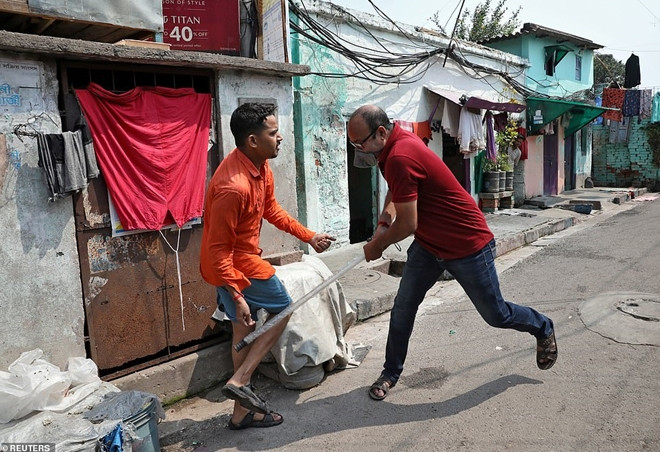 Trước đó, cảnh sát Ấn Độ từng áp dụng một số hình phạt kỳ quặc như đánh roi, "thụt dầu",... với người vi phạm lệnh phong tỏa phòng chống COVID-19. Ảnh: Reuters.