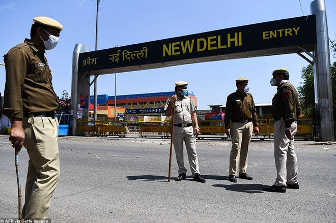Ấn Độ đưa ra nhiều hình phạt "kỳ lạ" khác trong bối cảnh số ca mắc COVID-19 tăng nhanh. Ảnh: Getty.