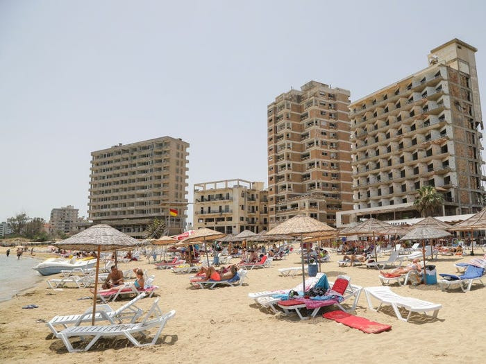 Bãi biển công cộng ngay cạnh những khách sạn đổ nát trong thị trấn Varosha.