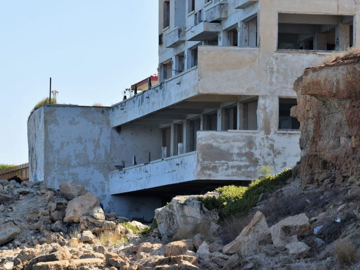 Sau khi lệnh cấm đi lại được nới lỏng vào năm 2003, cư dân cũ của thị trấn được phép quay trở lại và ghé thăm khu nghỉ dưỡng bị lãng quên nhiều năm trước.