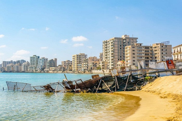 Tuy nhiên, kể từ năm 1974, khi Quân đội Thổ Nhĩ Kỳ can thiệp, mọi người đã bị cấm vào thị trấn này. Ngày nay, Varosha trở thành một thị trấn "ma" bỏ hoang và xuống cấp trầm trọng.