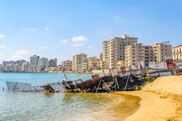 Tuy nhiên, kể từ năm 1974, khi Quân đội Thổ Nhĩ Kỳ can thiệp, mọi người đã bị cấm vào thị trấn này. Ngày nay, Varosha trở thành một thị trấn "ma" bỏ hoang và xuống cấp trầm trọng.