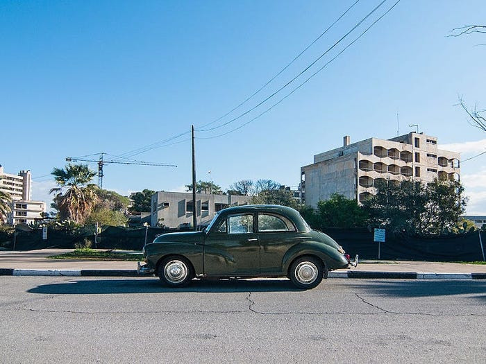 Bên trong thị trấn bỏ hoang Varosha, nhiều tòa nhà xuống cấp trầm trọng, những chiếc xe cũ kỹ và đường phố không bóng người qua lại.