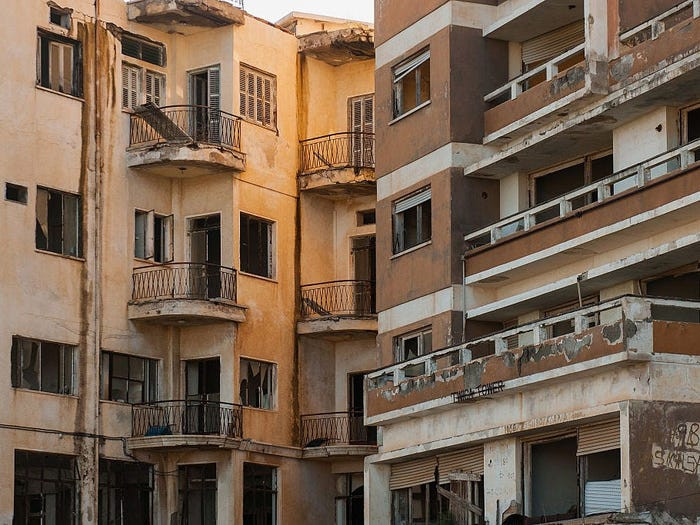 Sau khi Thổ Nhĩ Kỳ nắm quyền kiểm soát phần phía bắc của đảo Cyprus vào những năm 1970, cư dân của thị trấn nghỉ dưỡng Varosha liền tháo chạy, khiến thị trấn trở nên vắng vẻ.