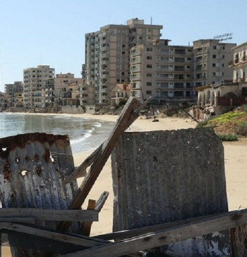 Sau sự can thiệp của Thổ Nhĩ Kỳ, thị trấn Varosha bị rào chắn và phong tỏa. Nơi này bị bỏ hoang từ đó.