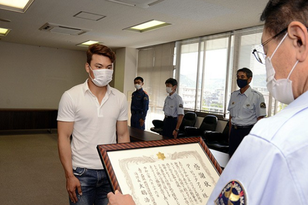 Thuc tap sinh Viet Nam duoc khen vi cuu nguoi nga cau o Nhat