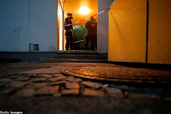 Truyền thông đưa tin, tại nhà ga trung tâm Dusseldorf, Christiane K. đã tìm cách tự sát khi lao mình xuống đường ray của tuyến S-Bahn.