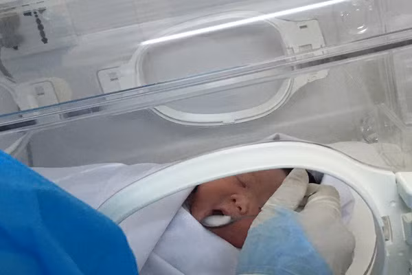 San phu mac COVID-19 “vuot can”, sinh con nang 3,8 kg trong khu cach ly