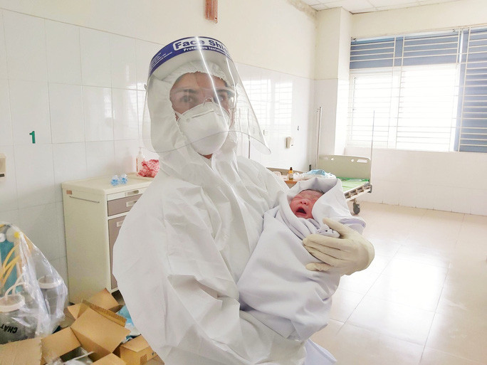 San phu mac COVID-19 “vuot can”, sinh con nang 3,8 kg trong khu cach ly-Hinh-2