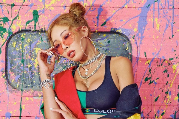 Theo Mnet TMI News, Jessi được các chuyên gia xếp hạng nhất về thần tượng sở hữu vóc dáng đáng mơ ước. Vốn sinh ra và lớn lên tại Mỹ, do đó quy chuẩn làm đẹp của phương Tây được cô áp dụng từ sớm. Từng thừa nhận phẫu thuật thẩm mỹ, nữ rapper chia sẻ với Radio Star rằng: "Mọi người hãy yêu cơ thể của mình, cho dù bạn có chỉnh sửa hay không". Ảnh: Kpopping.